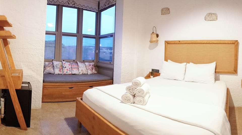 Deluxe Room with Bay Window | 1 bedroom, minibar, soundproofing, WiFi (free)