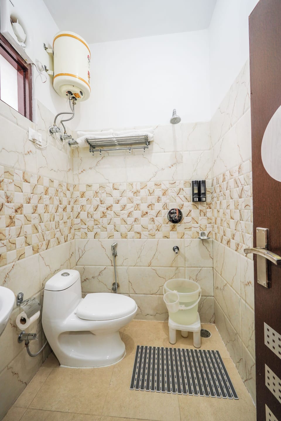 Family Room | Bathroom | Separate tub and shower, rainfall showerhead, towels, soap
