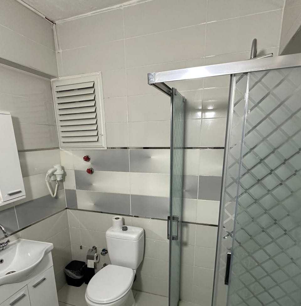Standard Quadruple Room | Bathroom | Shower, rainfall showerhead, hair dryer, slippers