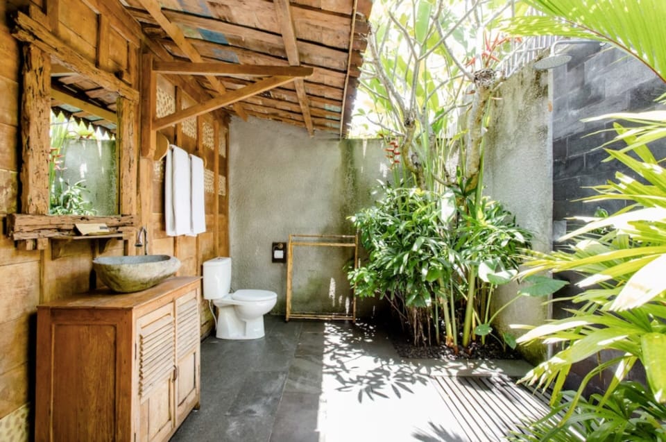 Traditional Cottage, 1 King Bed, Bathtub | Bathroom | Separate tub and shower, hair dryer, towels, soap