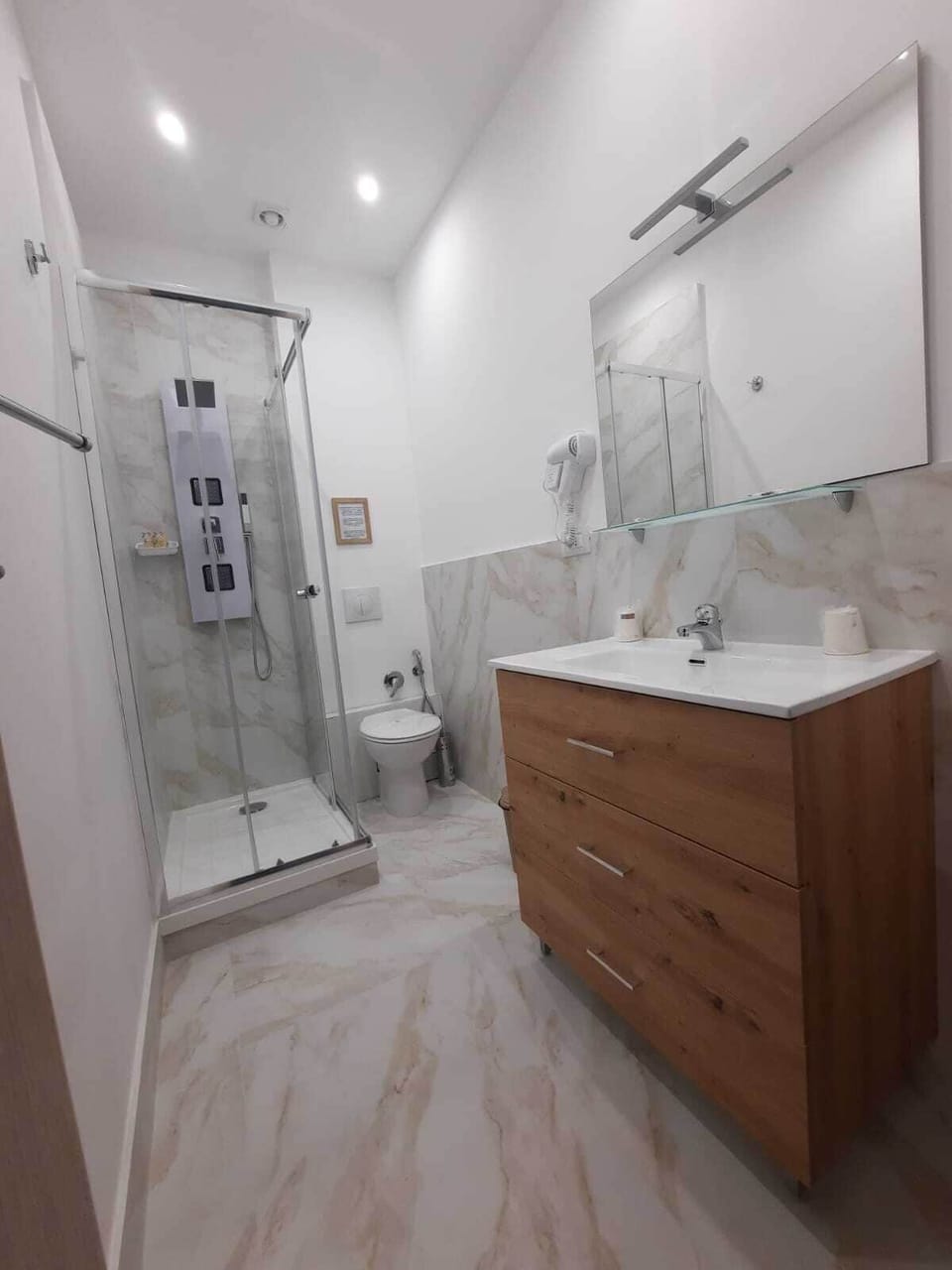 Basic Double or Twin Room | Bathroom | Free toiletries, hair dryer