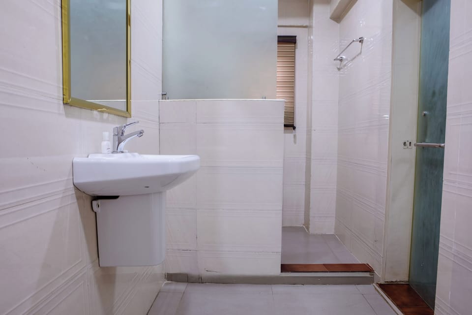 Shower, free toiletries, soap, shampoo