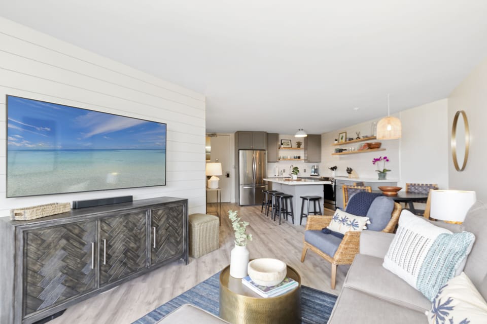 Luxury Condo | Living area | Smart TV