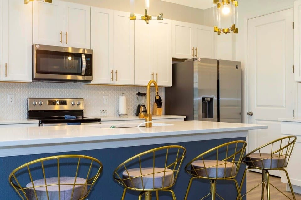 Exclusive House | Private kitchen | Full-size fridge, microwave, oven, stovetop