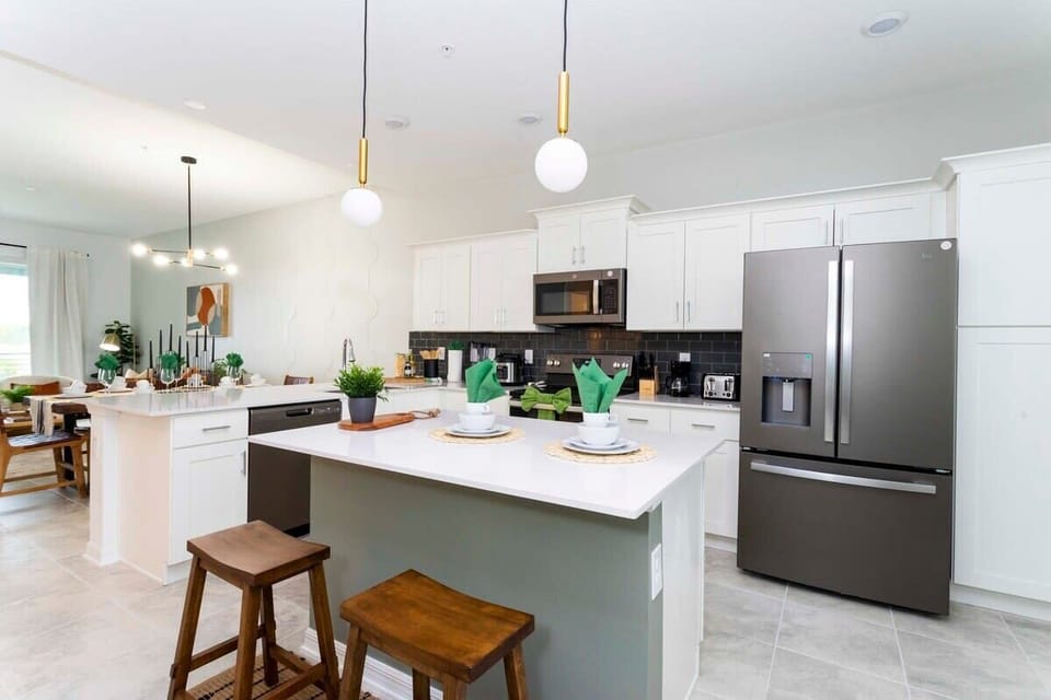 Exclusive Apartment | Private kitchen | Full-size fridge, microwave, oven, stovetop
