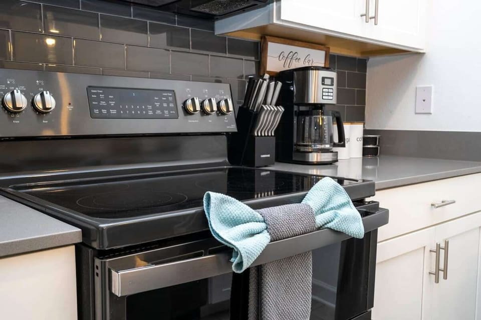 Full-size fridge, microwave, oven, stovetop