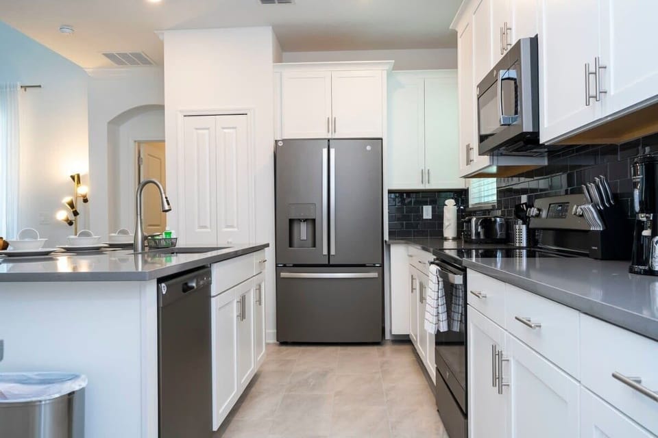 Exclusive House | Private kitchen | Full-size fridge, microwave, oven, stovetop