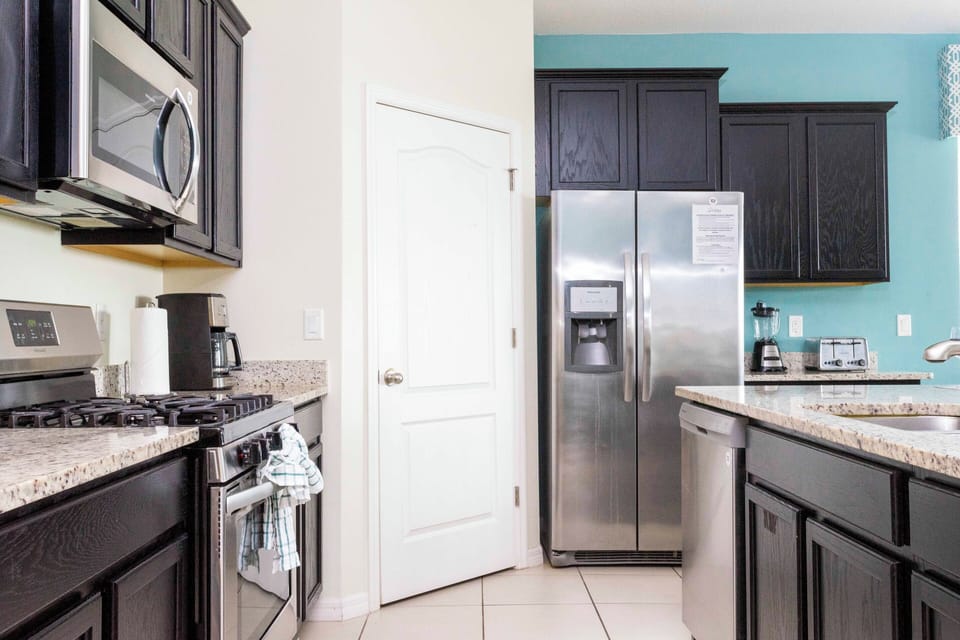 Exclusive House | Private kitchen | Full-size fridge, microwave, oven, stovetop