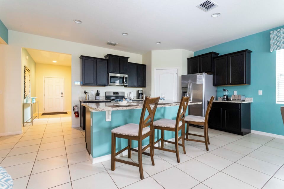 Exclusive House | Private kitchen | Full-size fridge, microwave, oven, stovetop