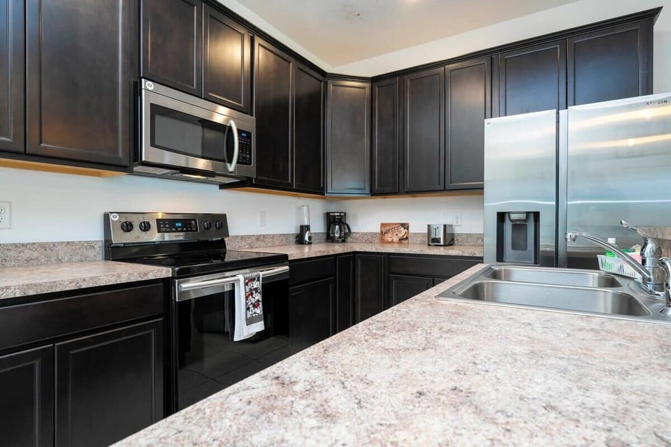 Exclusive House | Private kitchen | Full-size fridge, microwave, oven, stovetop