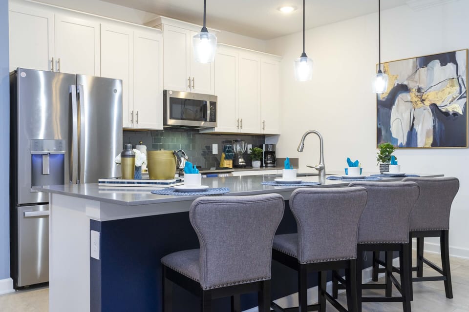 Exclusive House | Private kitchen | Full-size fridge, microwave, oven, stovetop