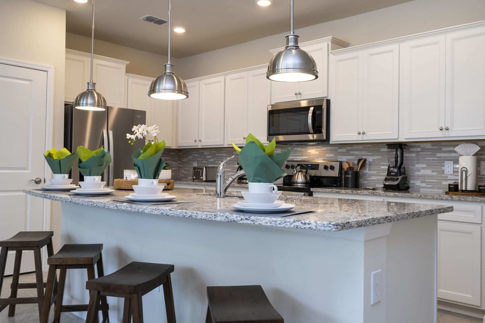 Full-size fridge, microwave, oven, stovetop