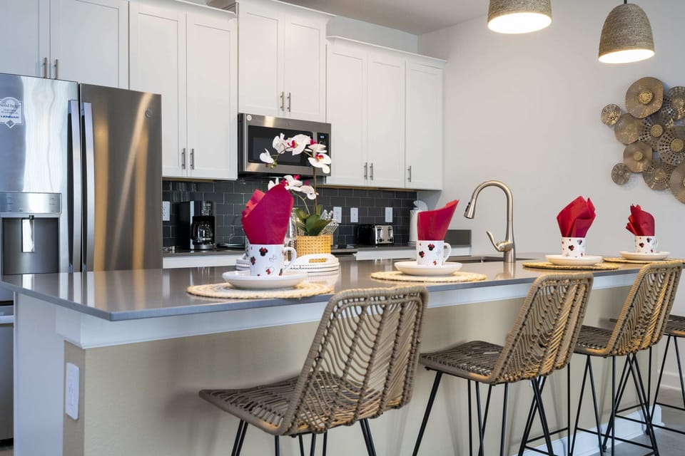Full-size fridge, microwave, oven, stovetop