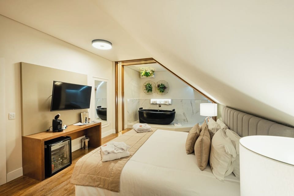 Master Suite with Whirlpool | 1 bedroom, minibar, in-room safe, free cribs/infant beds
