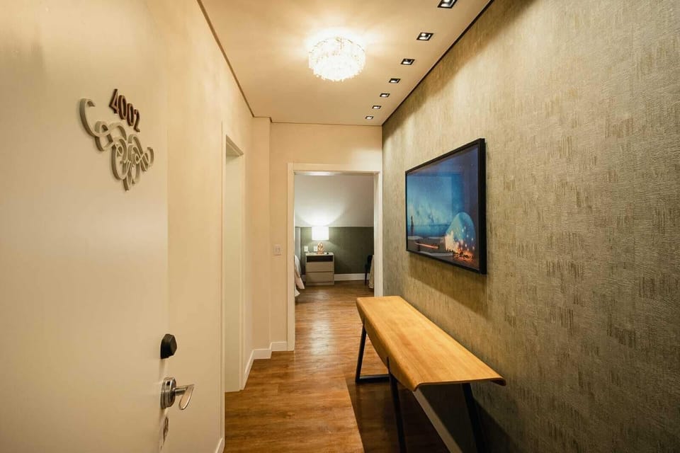 Master Suite with Whirlpool | 1 bedroom, minibar, in-room safe, free cribs/infant beds