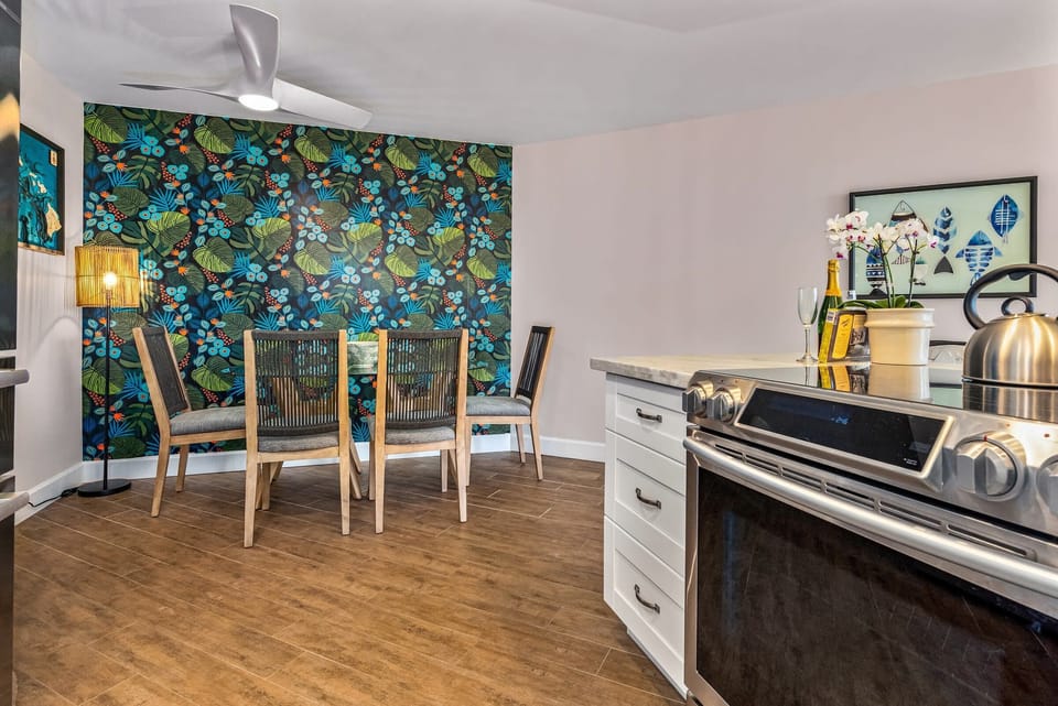 Luxury Condo | Living area | Smart TV
