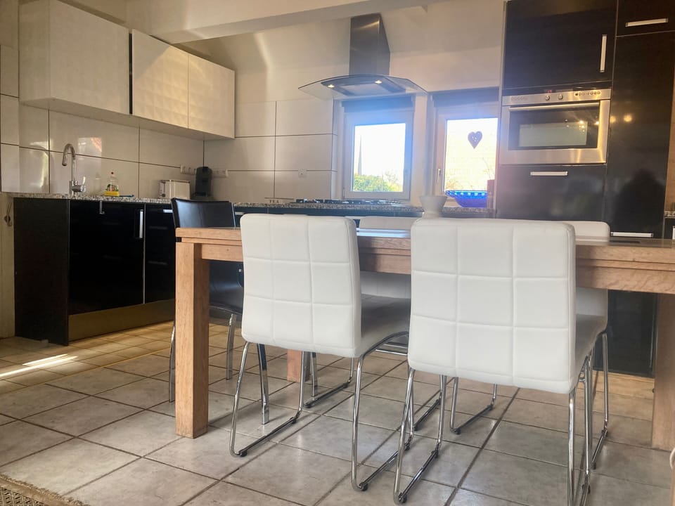 Bungalow, 3 Bedrooms, Patio, Garden View | Dining room