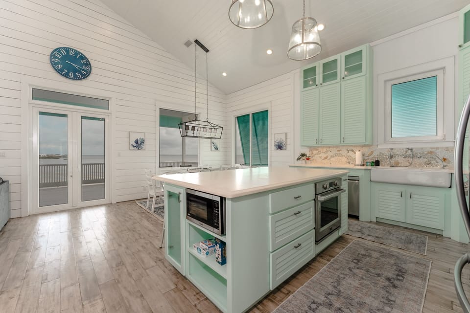 House, 4 Bedrooms | Private kitchen | Coffee/tea maker, fridge, oven, toaster