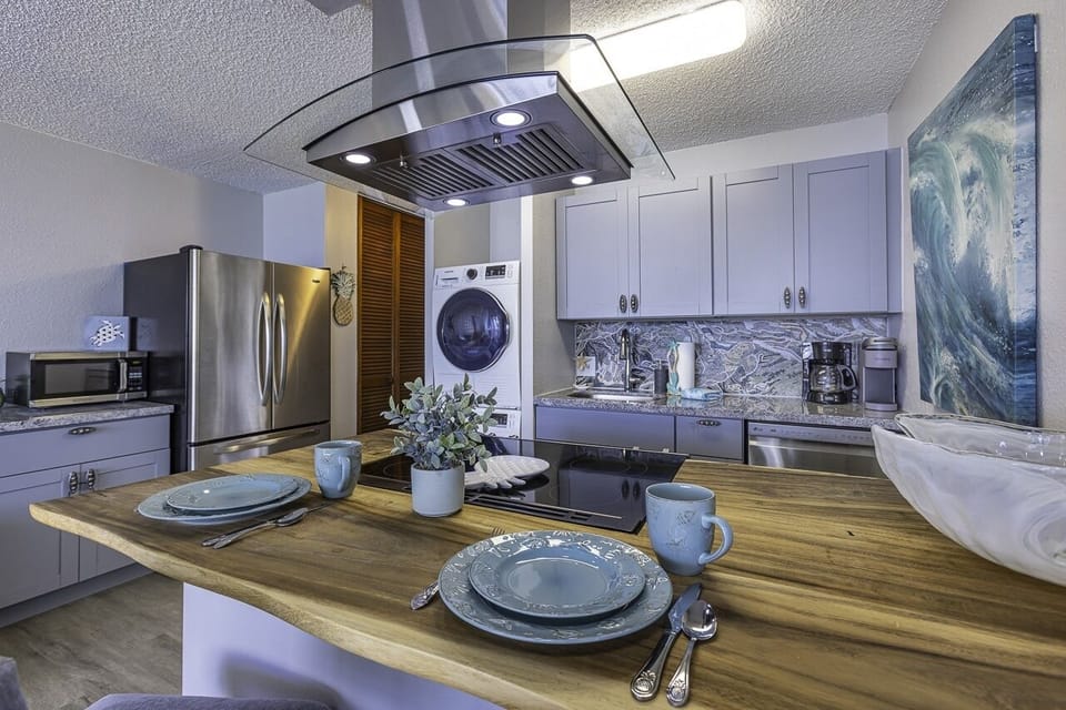 Condo, 1 Bedroom | Private kitchen | Fridge, oven, coffee/tea maker, toaster