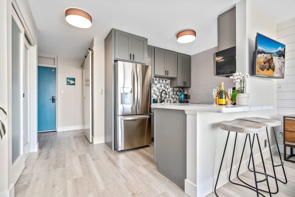 Luxury Condo, 1 Queen Bed | Private kitchen | Full-size fridge, microwave, oven, stovetop
