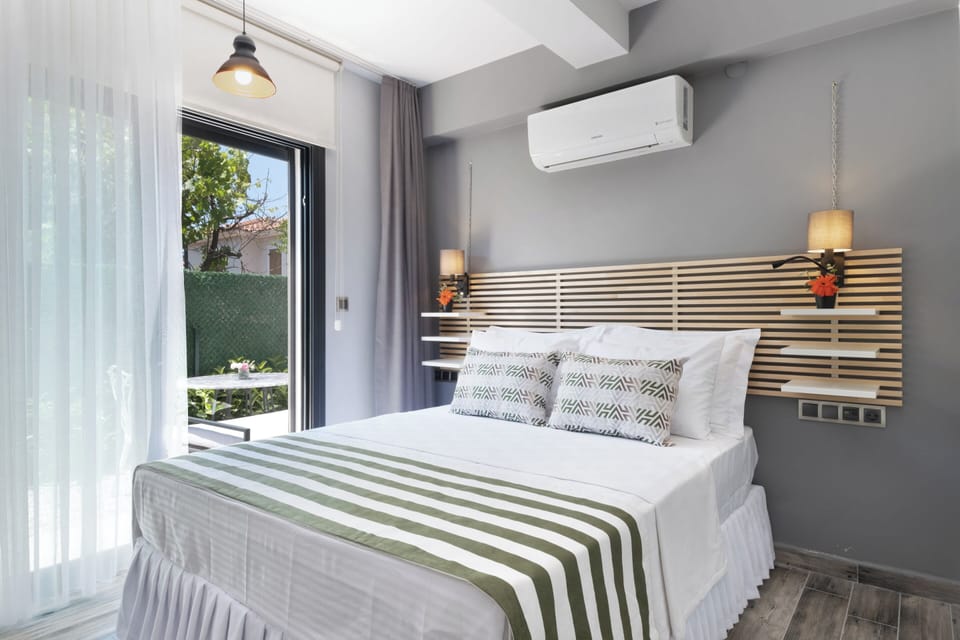 Comfort Room, 1 Queen Bed, Garden View | Blackout drapes, free WiFi, bed sheets