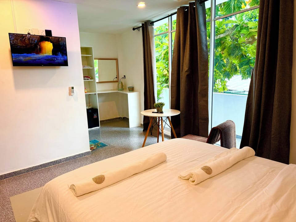 Superior Room, Balcony | Bathroom | Shower, free toiletries, hair dryer, towels