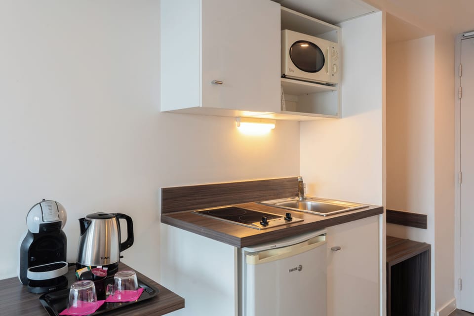 Studio Double ou avec lits jumeaux | Private kitchen | Mini-fridge, microwave, stovetop, espresso maker