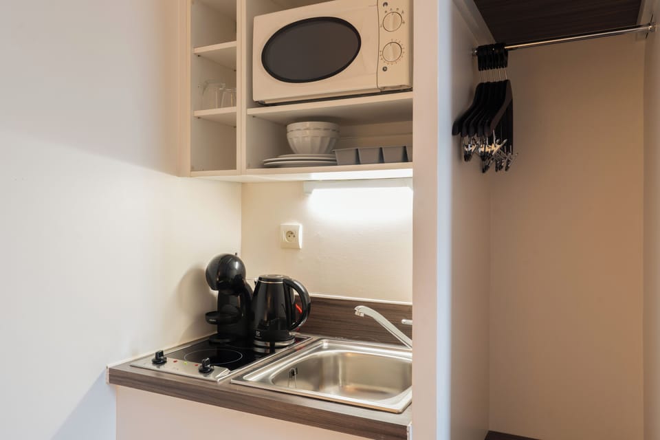 Standard Studio | Private kitchen | Mini-fridge, microwave, stovetop, espresso maker