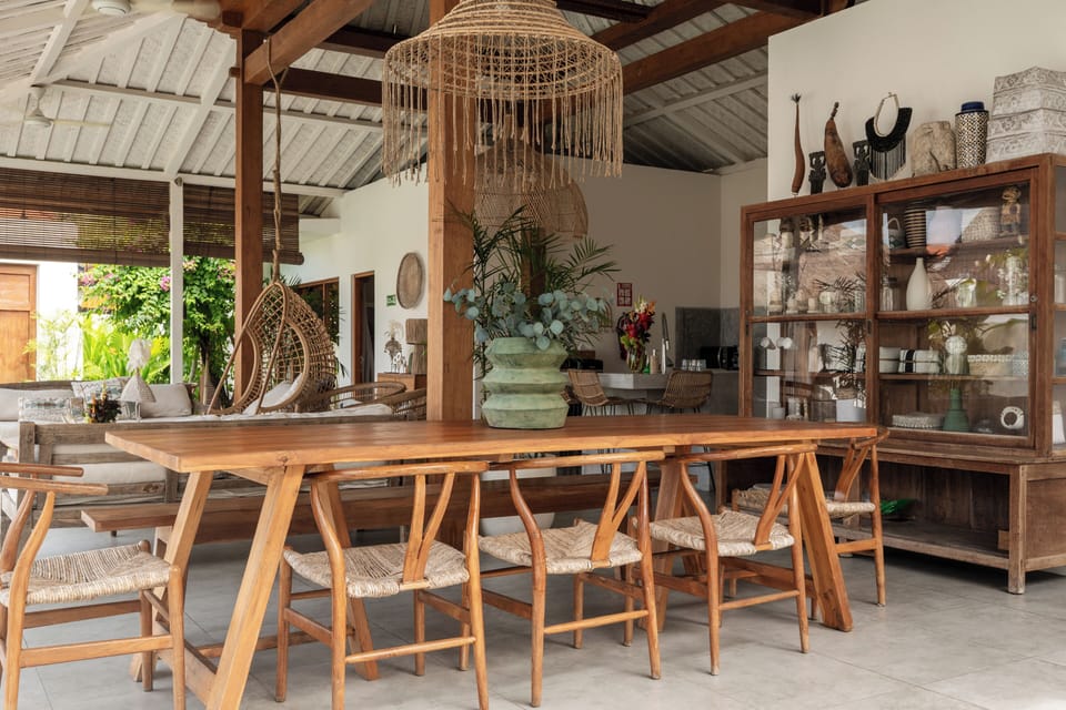 Deluxe Villa | Dining room