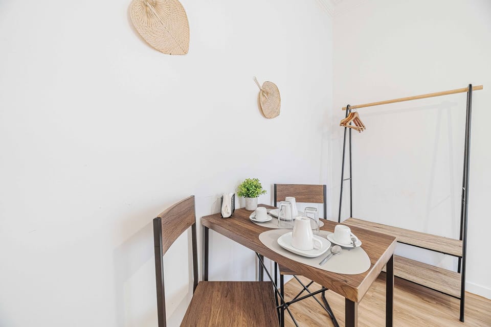 Traditional Room, 1 Queen Bed | In-room dining
