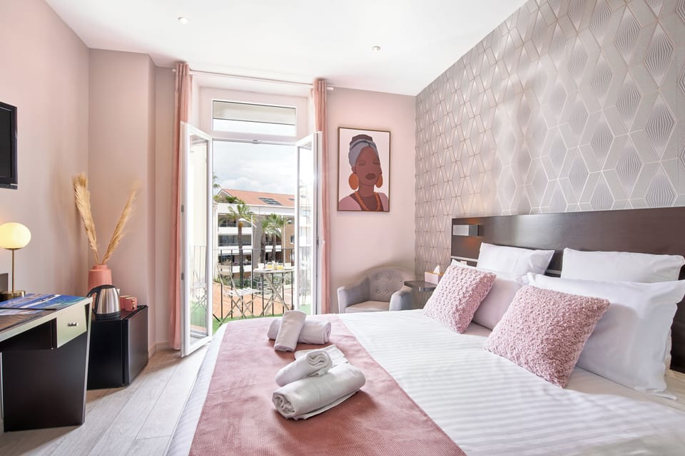 Senior Room | In-room safe, desk, laptop workspace, soundproofing