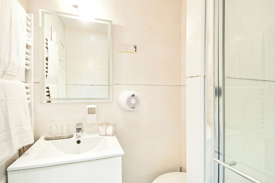 Standard Room | Bathroom | Free toiletries, hair dryer