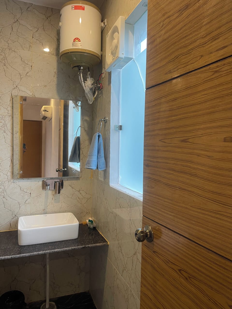 Shower, rainfall showerhead, free toiletries, towels