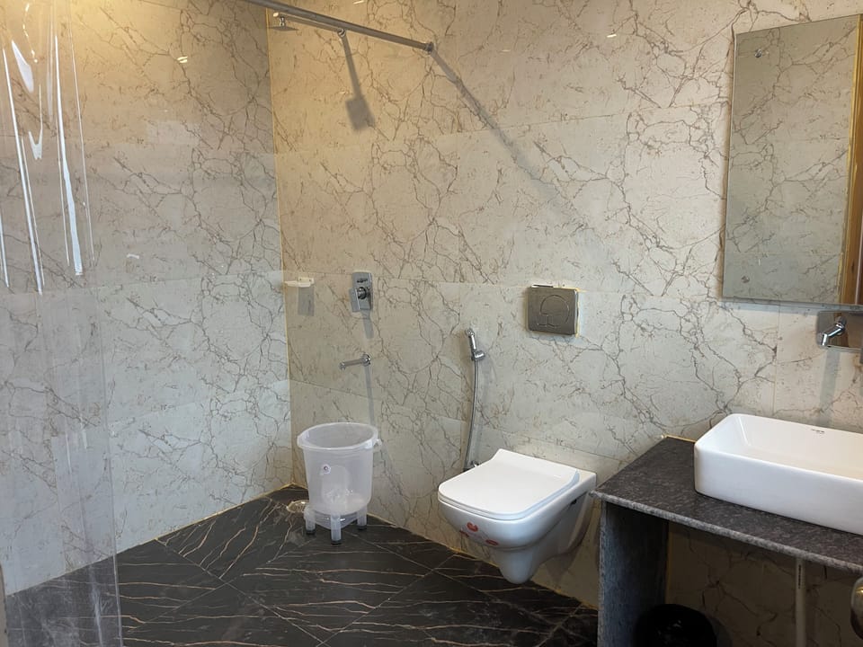 Shower, rainfall showerhead, free toiletries, towels