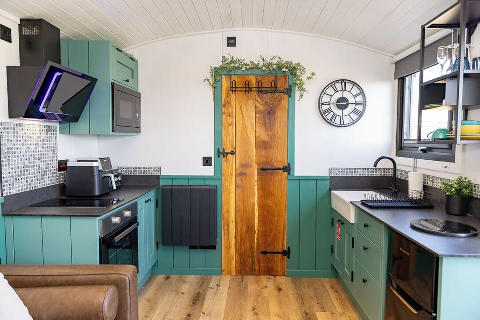 Full-size fridge, microwave, oven, stovetop