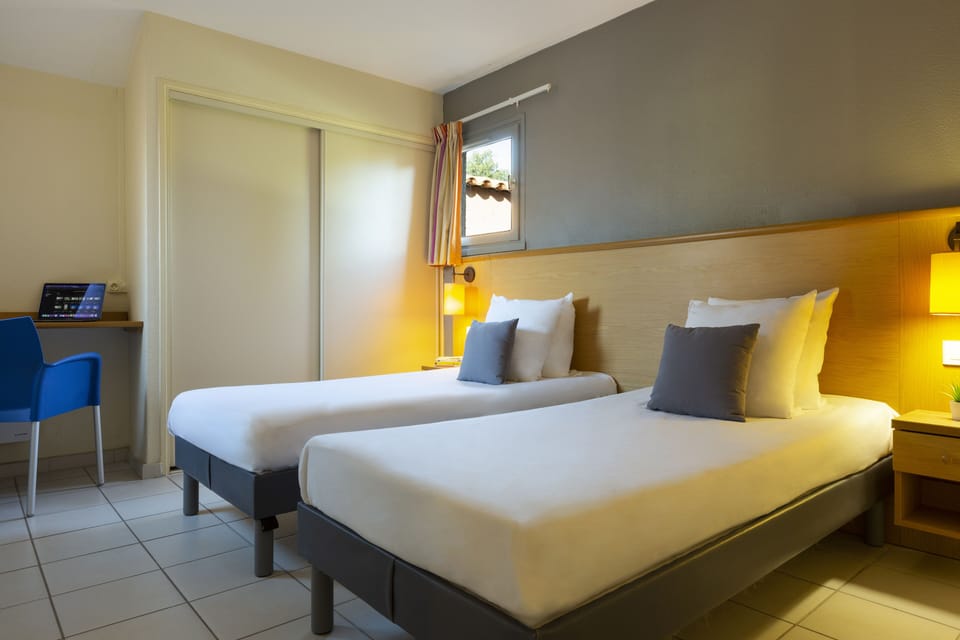 Comfort Suite | Laptop workspace, free cribs/infant beds, free WiFi, bed sheets