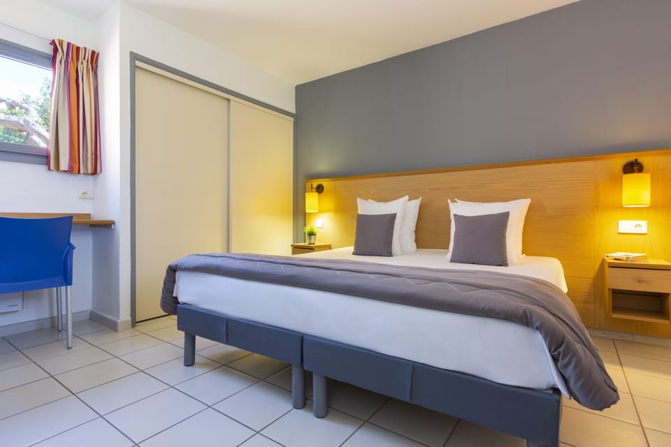 Comfort Suite | Laptop workspace, free cribs/infant beds, free WiFi, bed sheets