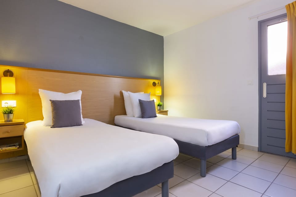 Comfort Suite | Laptop workspace, free cribs/infant beds, free WiFi, bed sheets