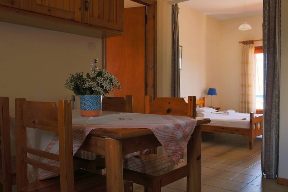 Apartment, 2 Bedrooms, Smoking, Balcony | Dining