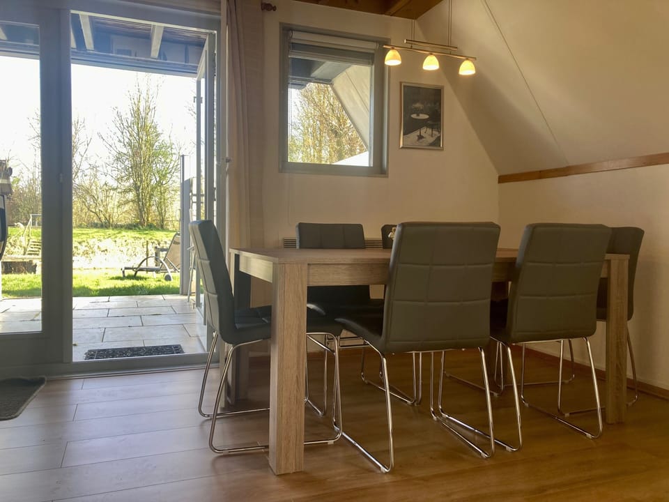 Bungalow, 3 Bedrooms, Terrace, Garden View | Dining
