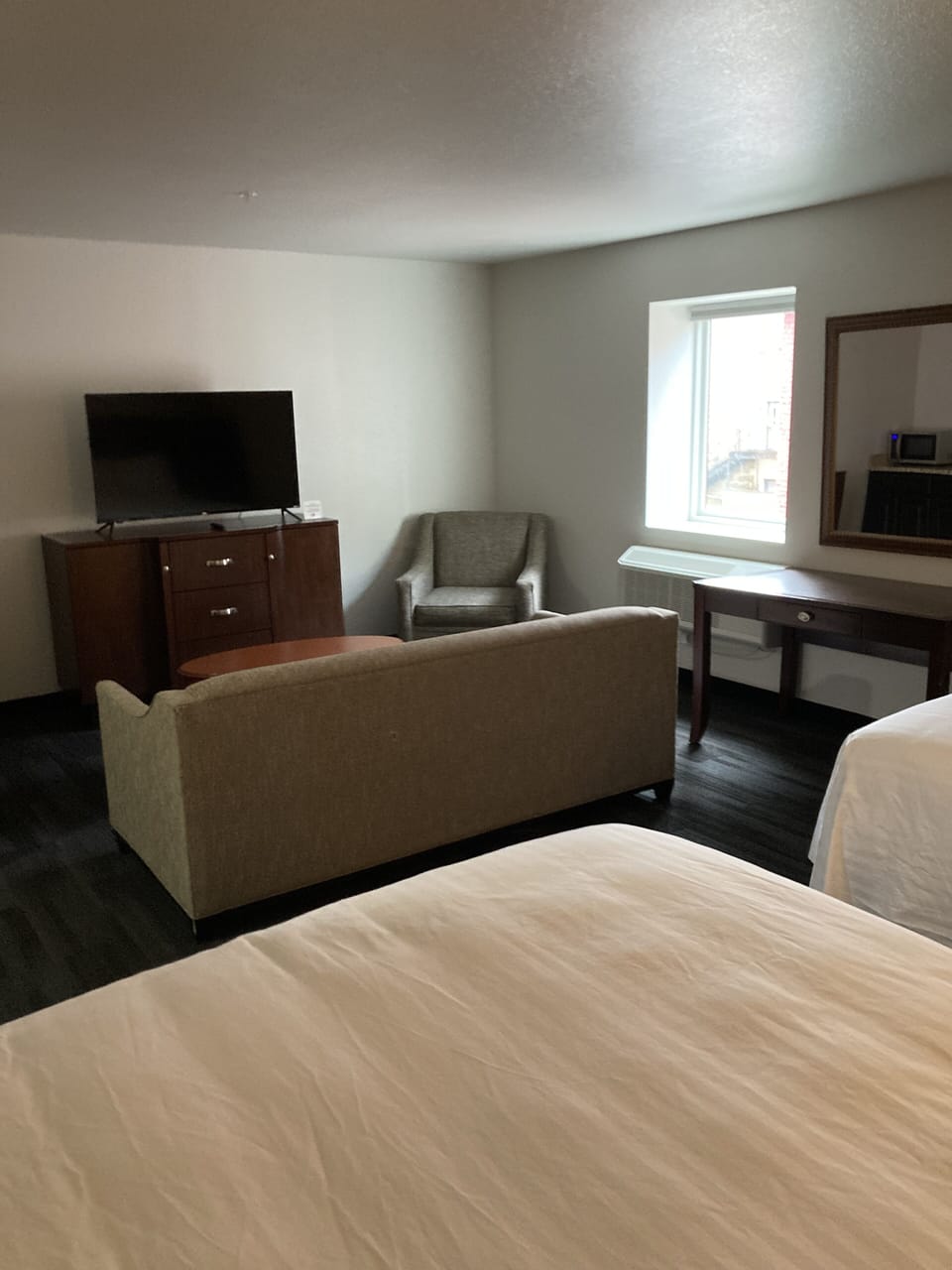 Room 212 - 2 Queen Bed Suite | Soundproofing, free WiFi