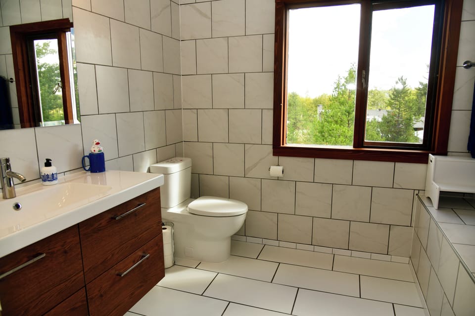 Deluxe Double Room | Bathroom | Hair dryer, slippers