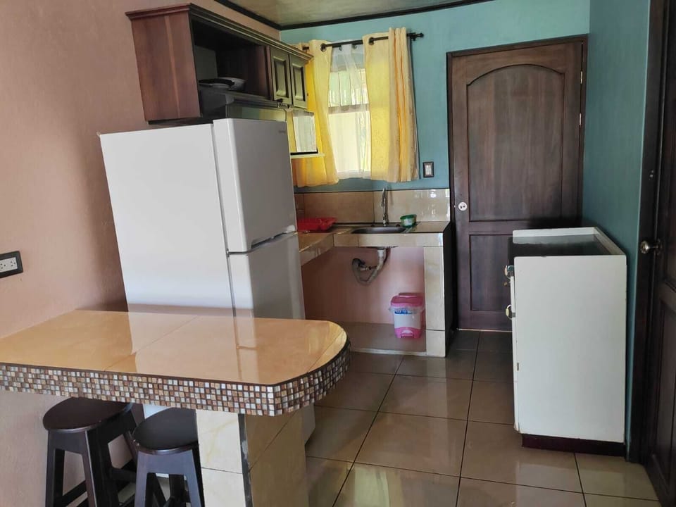Business Single Room | Private kitchen | Mini-fridge, microwave, cookware/dishes/utensils