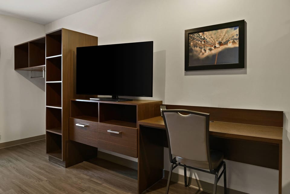 Queen Suite with Sofa | Desk, laptop workspace, blackout drapes, free WiFi