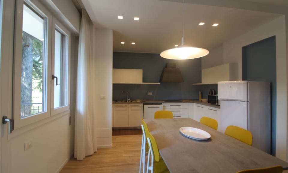 Apartment, 3 Bedrooms, Balcony, Garden View | Dining room