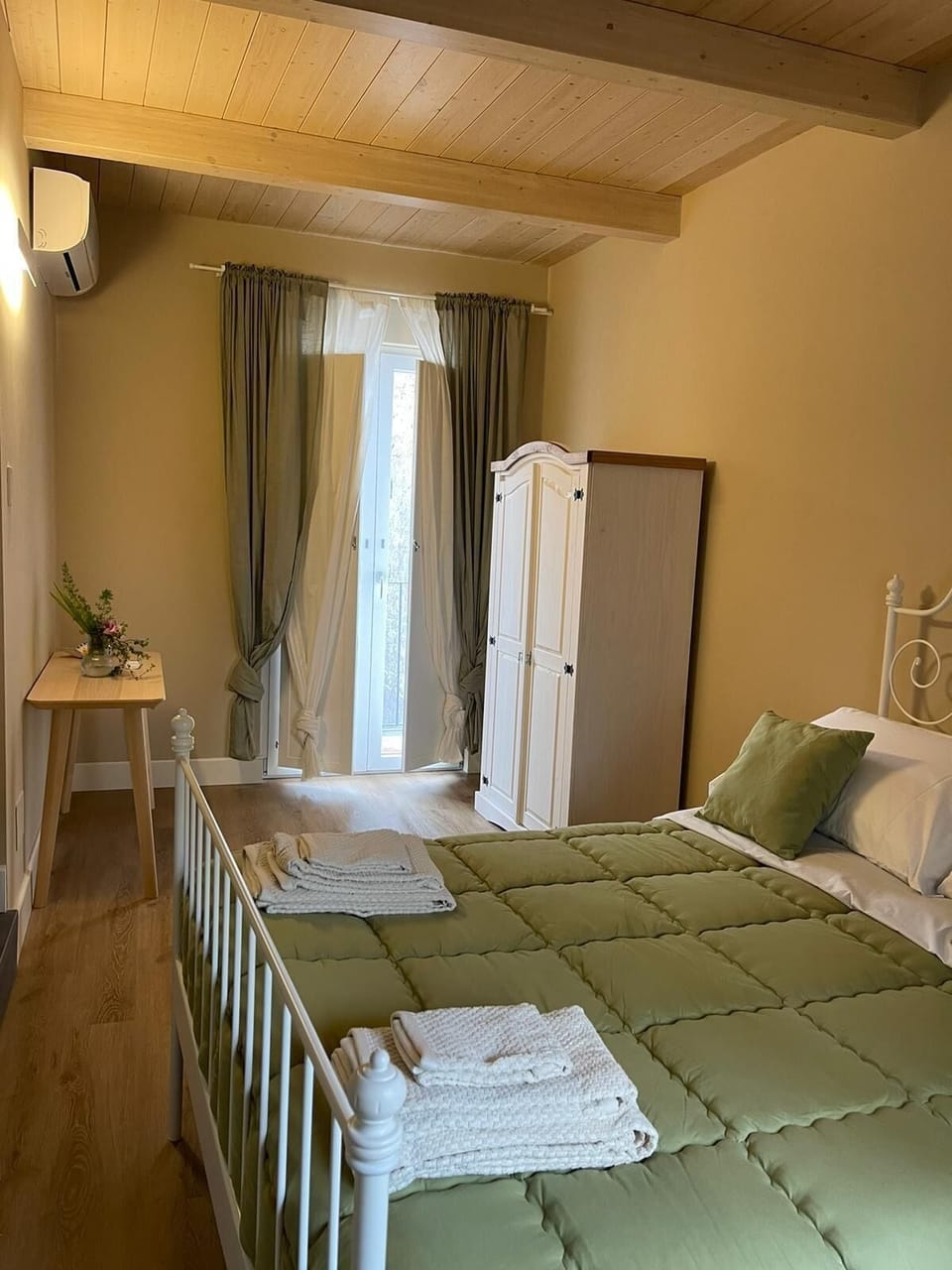 Comfort Quadruple Room | Desk, laptop workspace, free WiFi, bed sheets