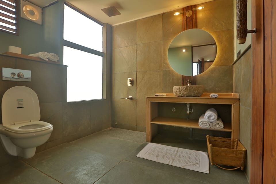 Deluxe Cottage | Bathroom | Shower, rainfall showerhead, free toiletries, hair dryer