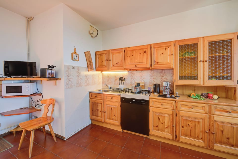 Family Apartment, 1 Bedroom, Balcony, Mountainside (Charming Magognino Stresa Hills Lake) | Private kitchen