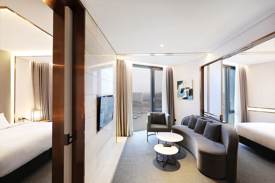 Queen Suite (Complimentary Pool Access for 4) | Desk, soundproofing, free WiFi, bed sheets