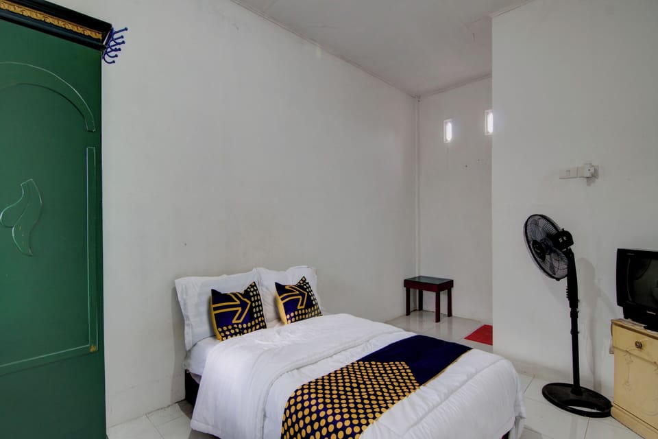 Economy Double Room | Desk, laptop workspace, blackout drapes, WiFi (free)